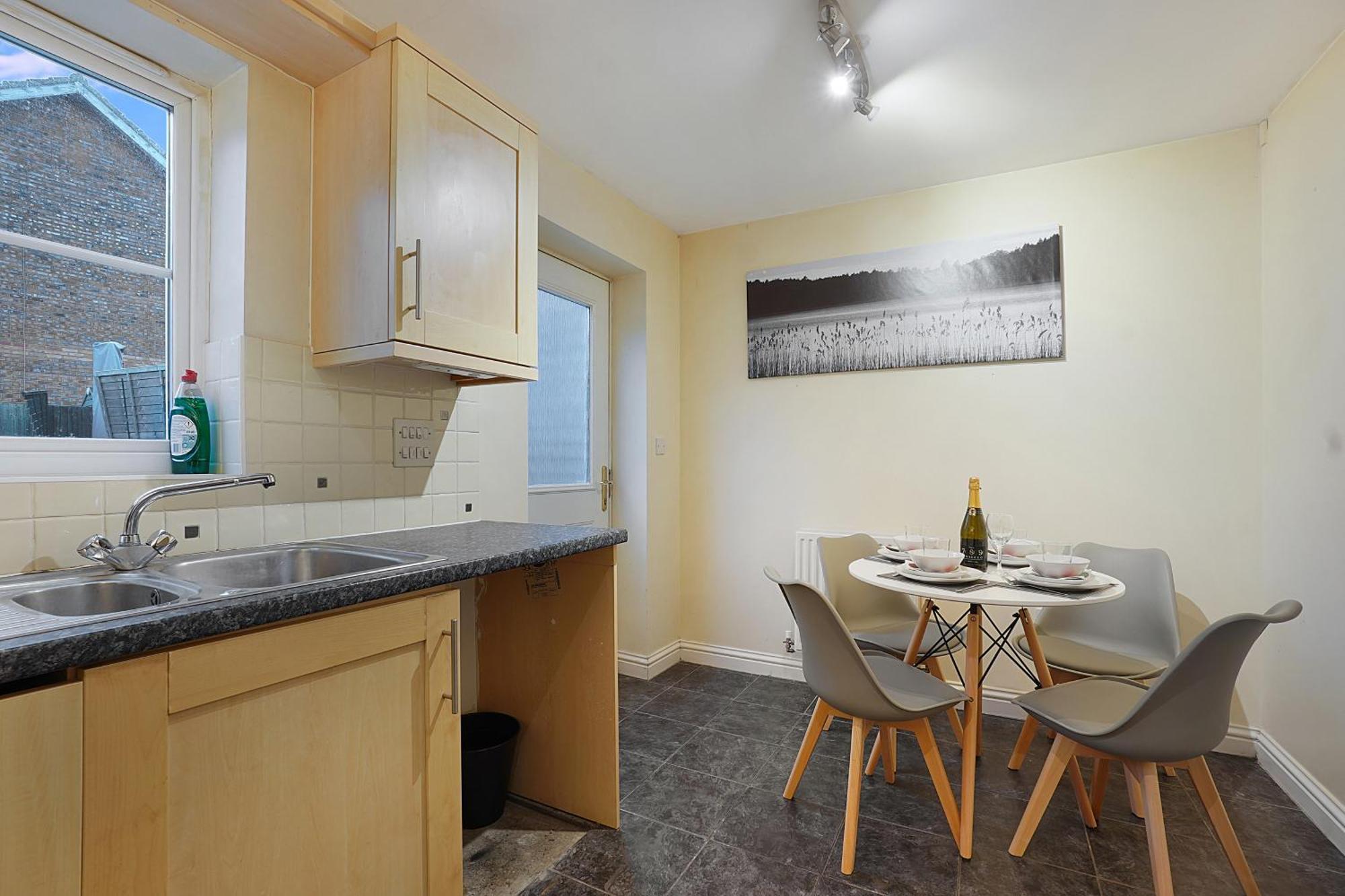Comfortable Stylish Townhouse In Ashford Sleeps 5 Netflix 2 Parking Spaces Perfect For Contractors And Families Zewnętrze zdjęcie