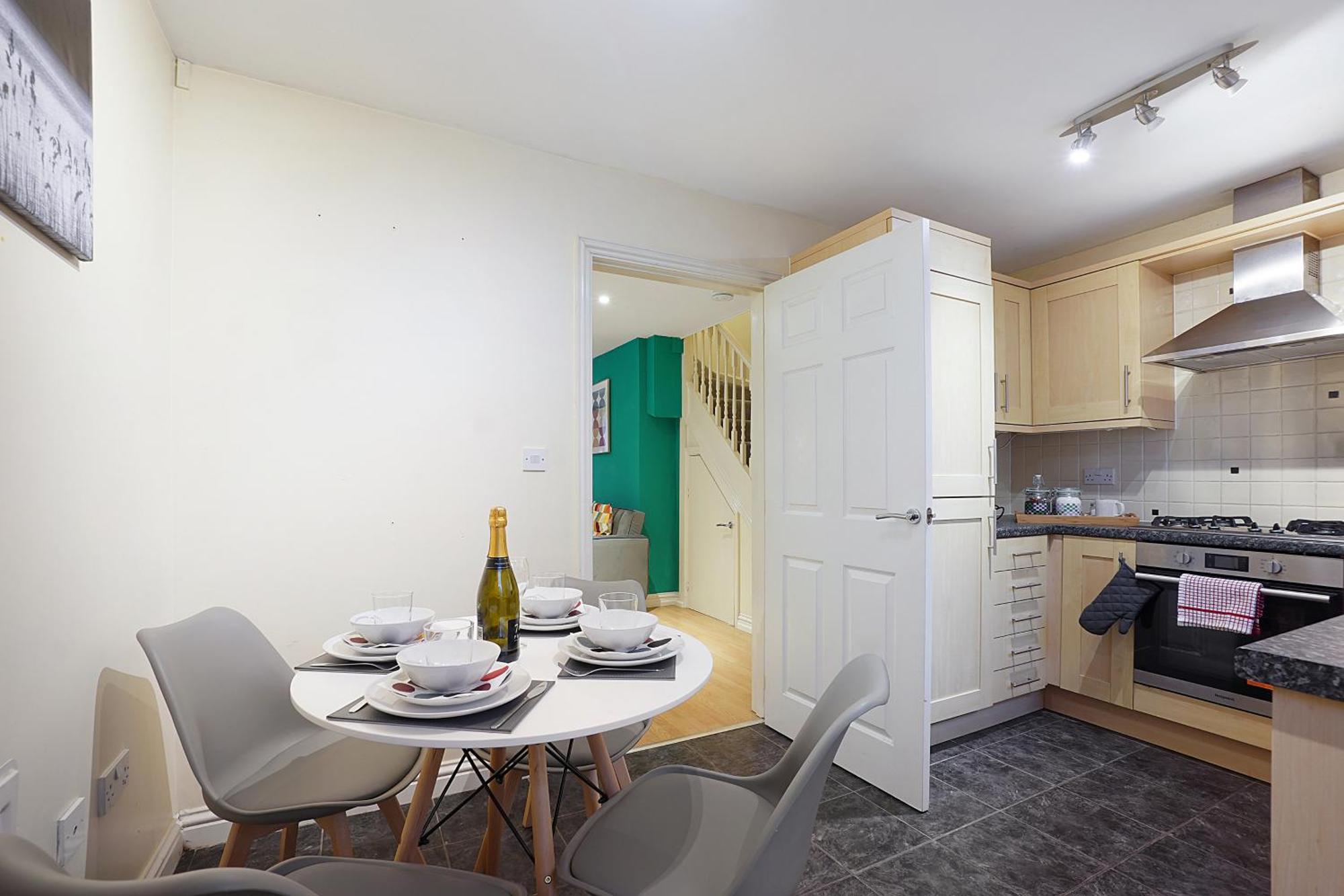 Comfortable Stylish Townhouse In Ashford Sleeps 5 Netflix 2 Parking Spaces Perfect For Contractors And Families Zewnętrze zdjęcie